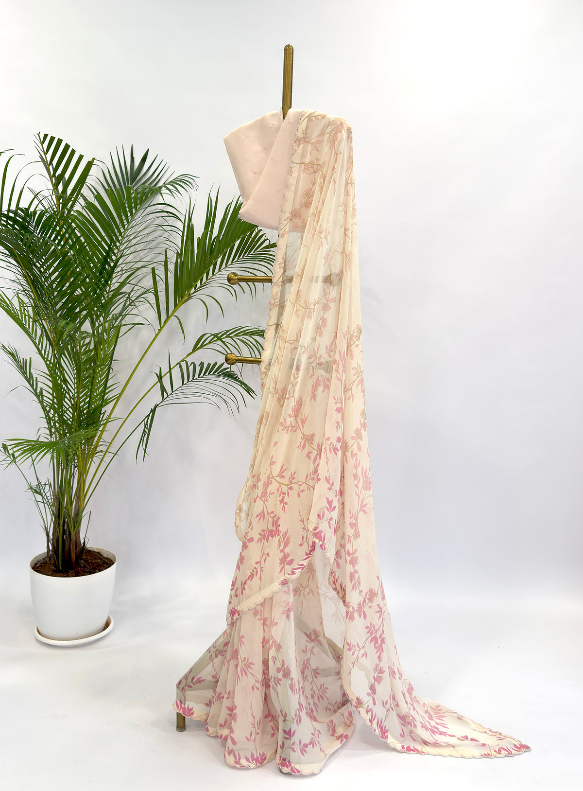 IVORY GRADIENT FOLIOLE GEORGETTE SAREE WITH BEAD SCALLOP