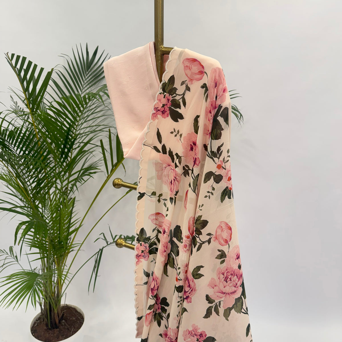 BLUSH PINK FLOWER BUNCH PEARL SCALLOP SAREE