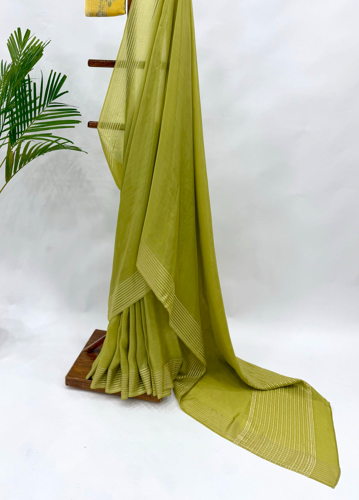 LEAFGREN SINGLE FLOWER BUNCH CREPE SILK SAREE