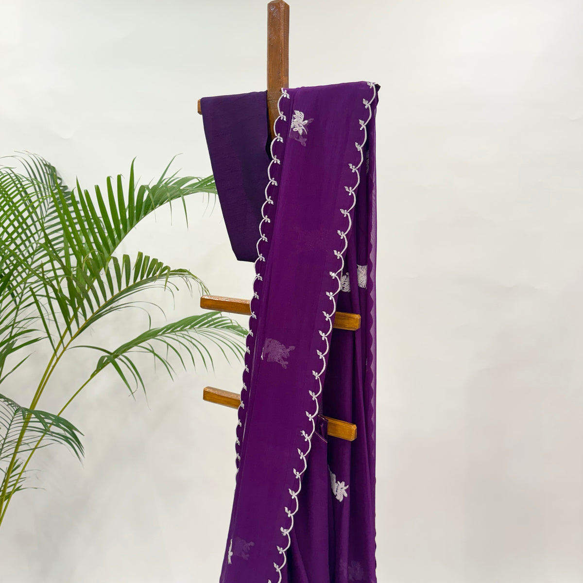 PURPLE FALLING ORGANZA SAREE WITH THREAD MOTIFS AND UNSTITCHED BLOUSE FABRIC