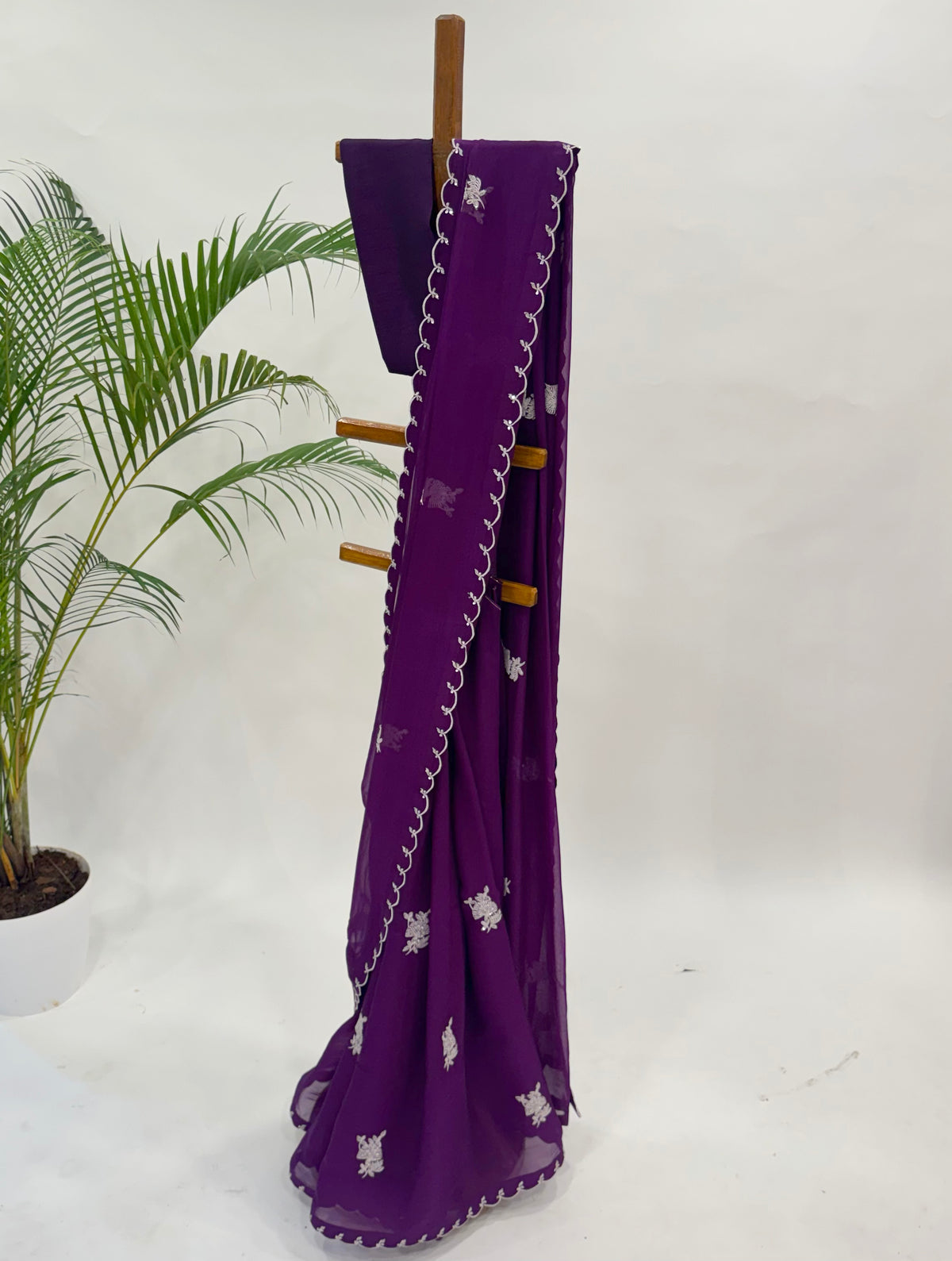 PURPLE FALLING ORGANZA SAREE WITH THREAD MOTIFS AND UNSTITCHED BLOUSE FABRIC