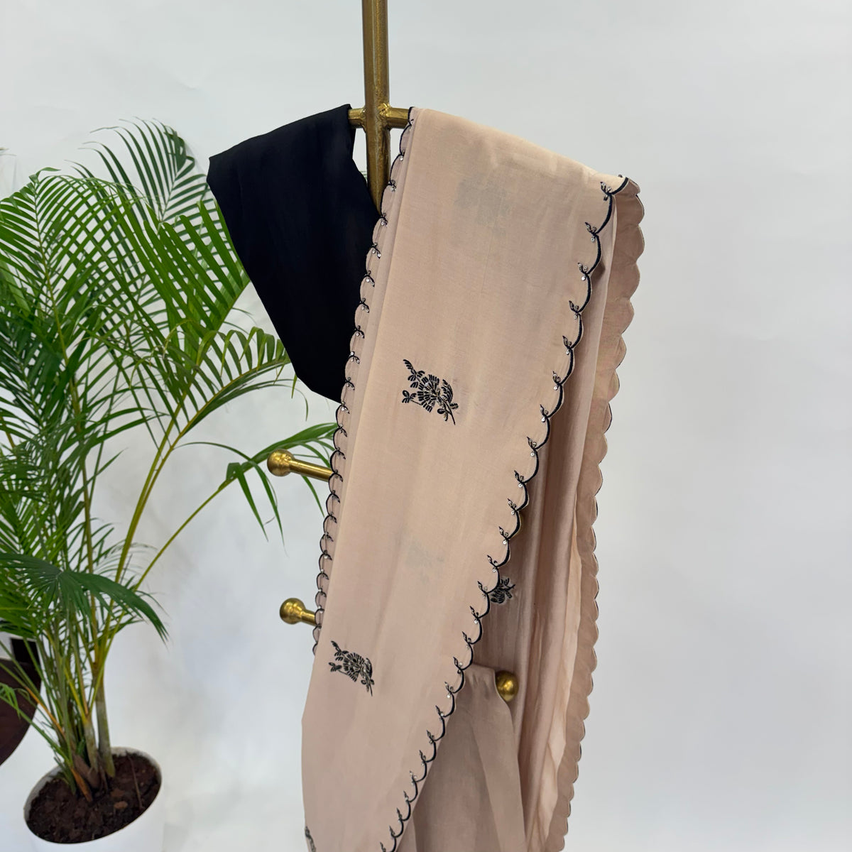 BEIGE CHANDERI SILK SAREE WITH THREAD MOTIFS AND UNSTITCHED BLOUSE FABRIC