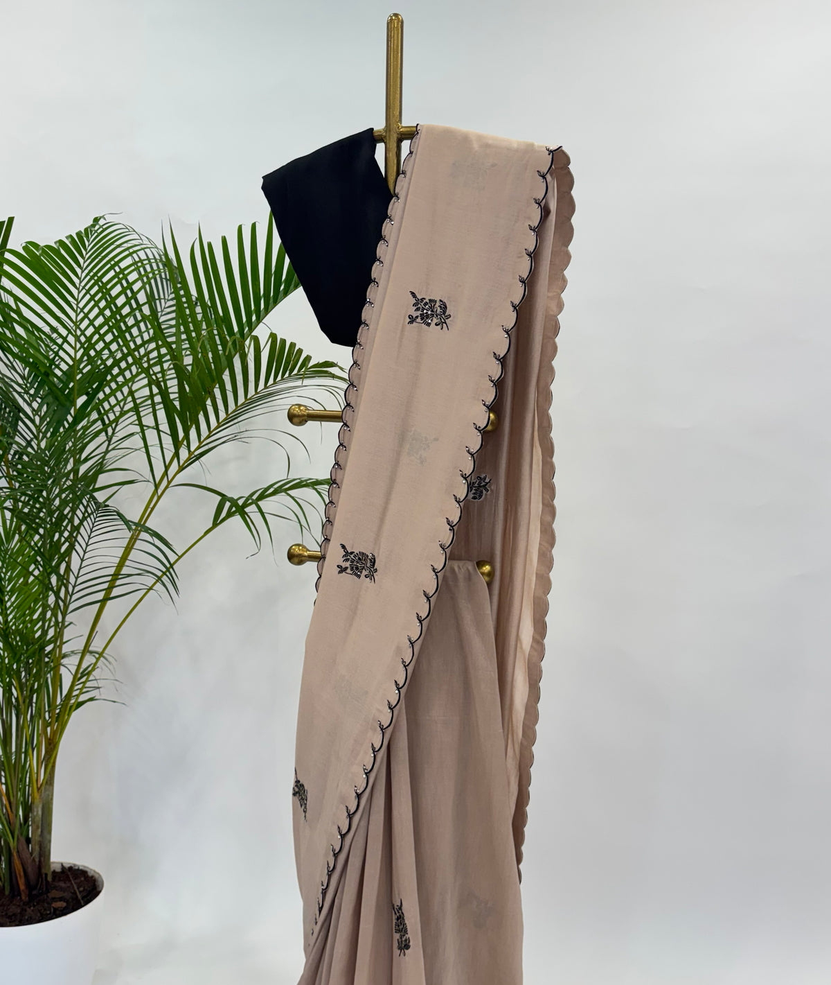 BEIGE CHANDERI SILK SAREE WITH THREAD MOTIFS AND UNSTITCHED BLOUSE FABRIC