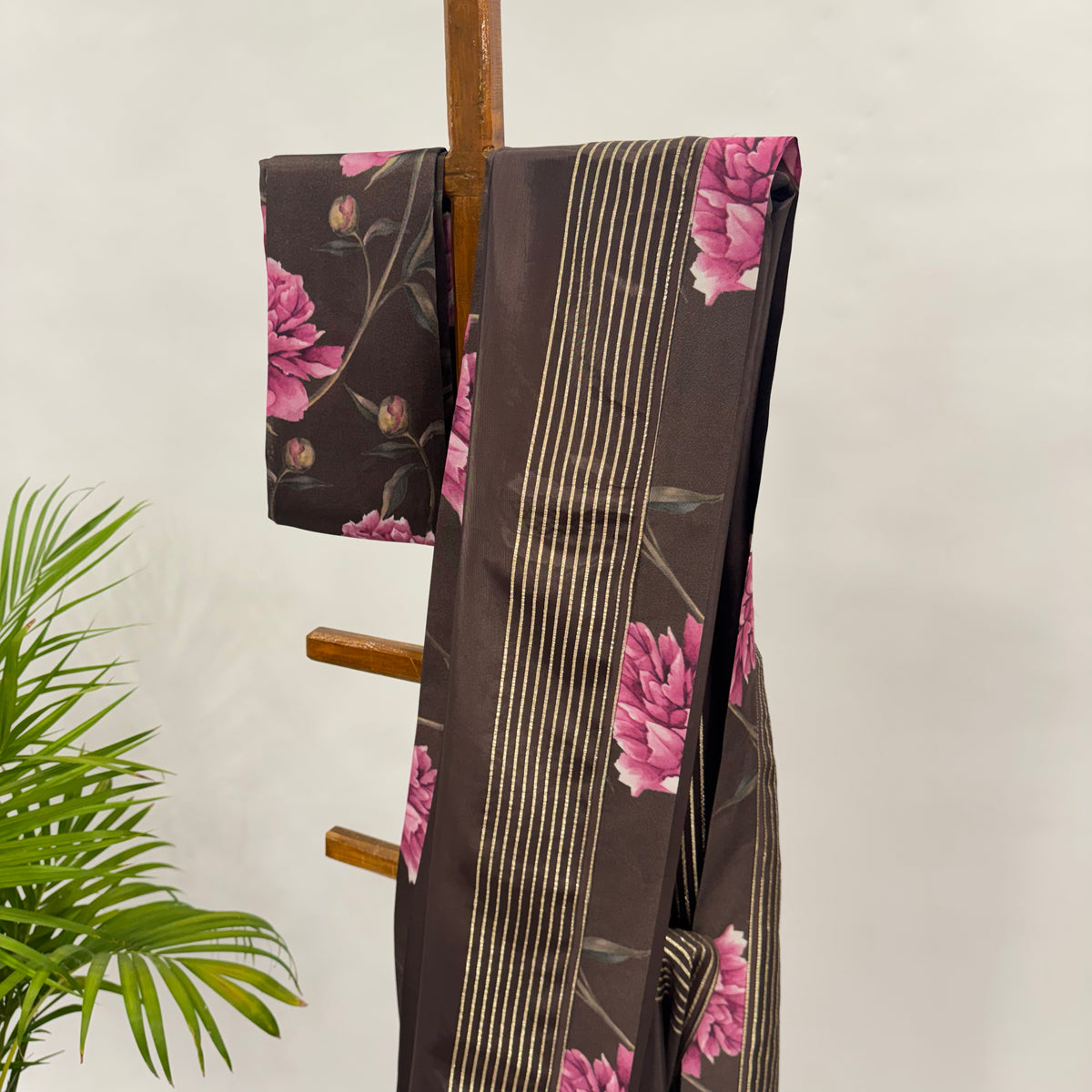 SNUFF BROWN PEONIA BORDER CREPE SILK SAREE