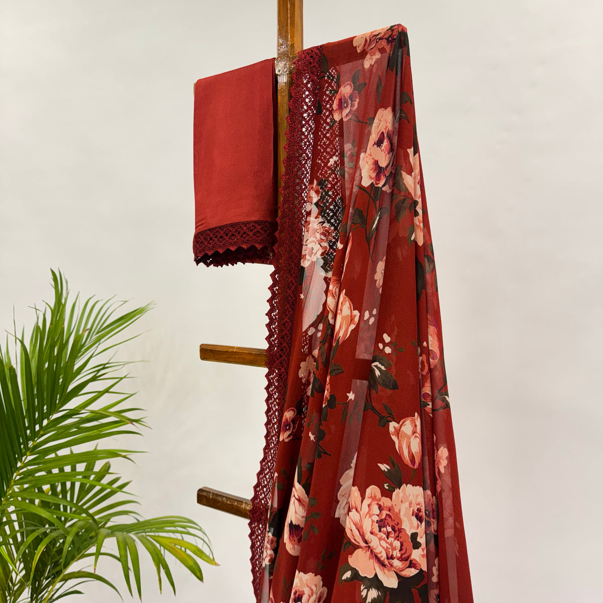 RED FLOWR BUNCH GEORGETTE SAREE WITH CROCHET LACE