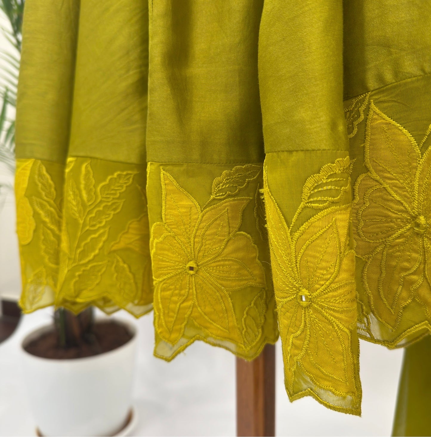 Green VT Applique Chanderi silk kurta set with leggings