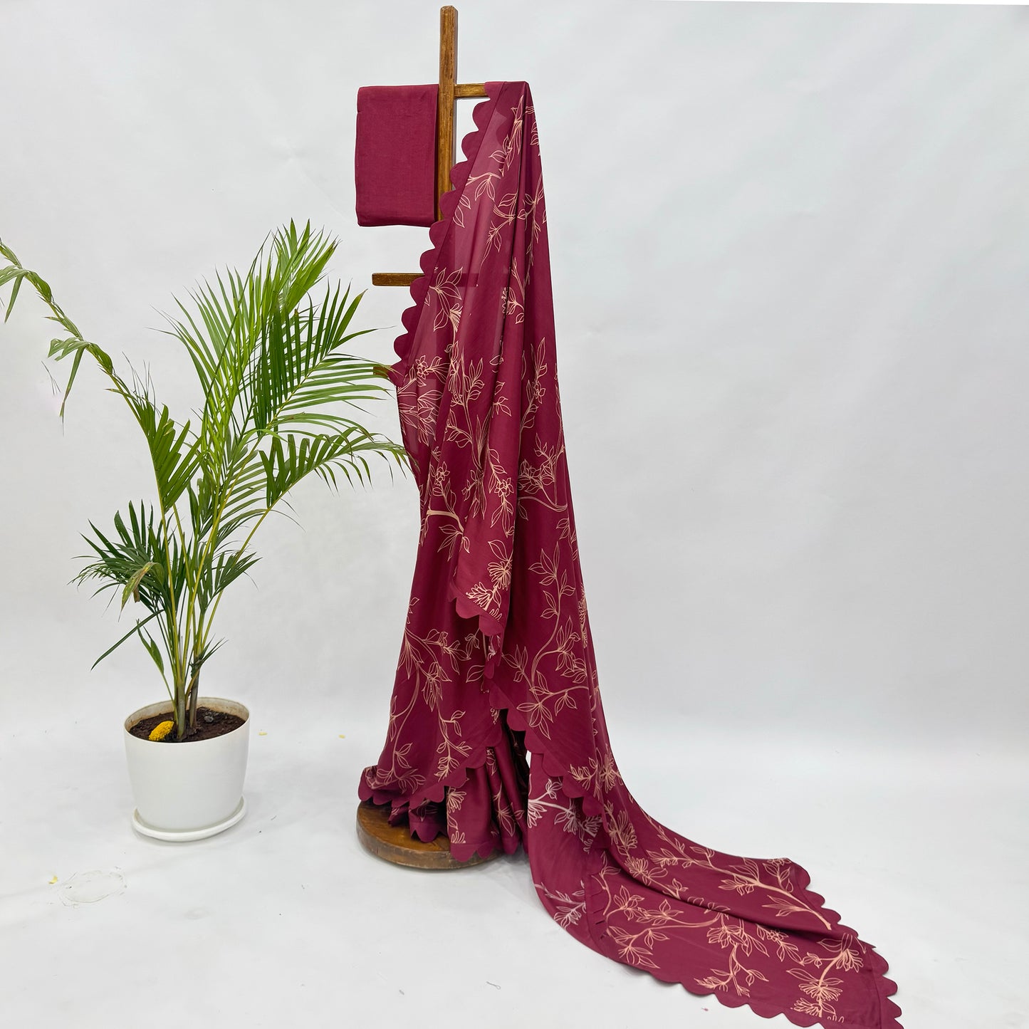 Red Foliole Outline Silk Scallop Saree