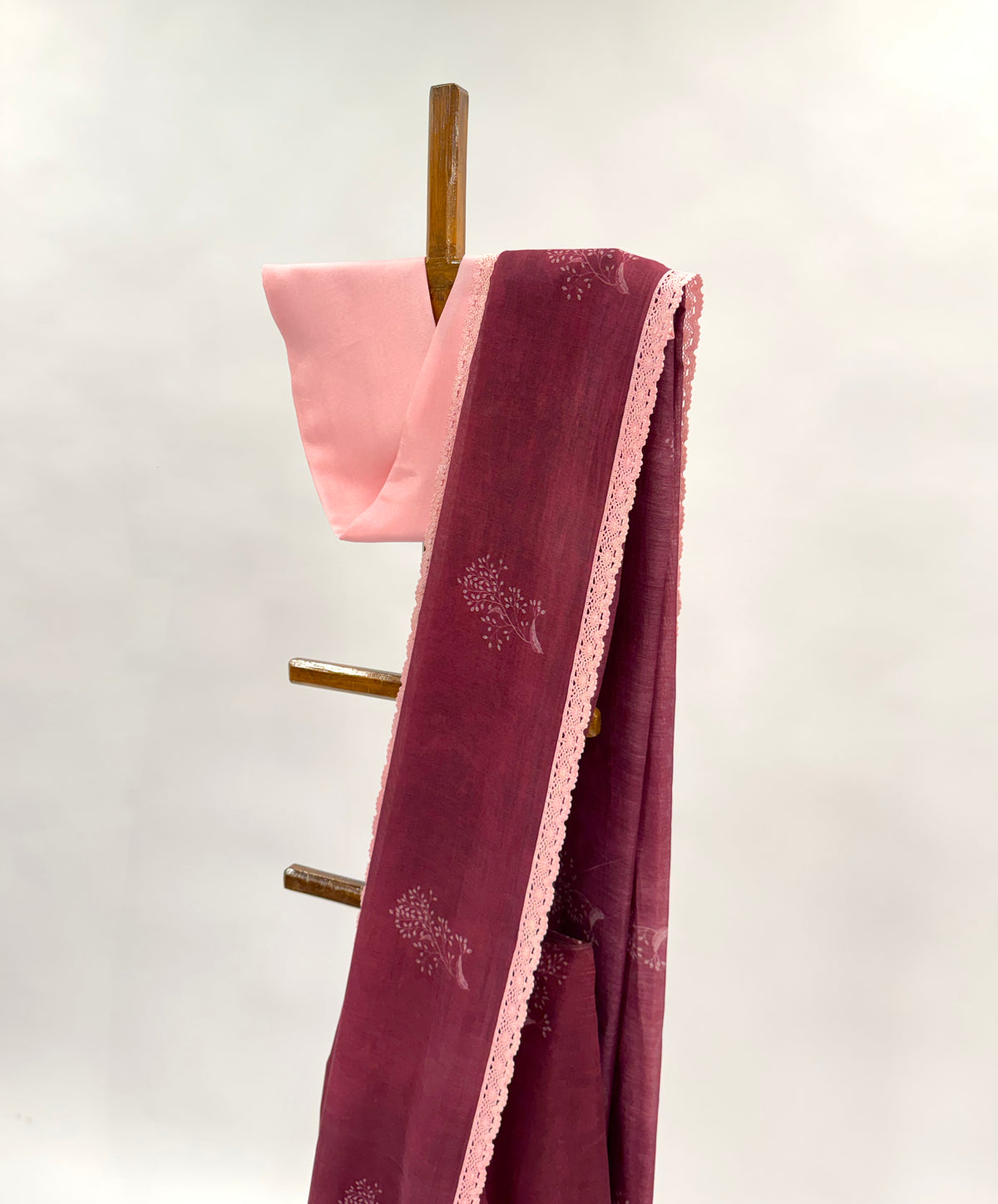 MAROON KUMRI MOTIFS MUL SAREE WITH PINK BLOUSE FABRIC