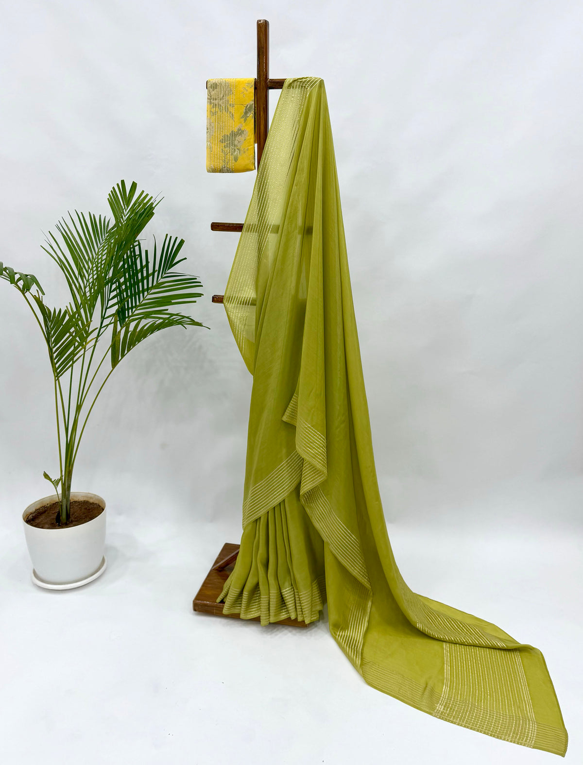 LEAFGREN SINGLE FLOWER BUNCH CREPE SILK SAREE