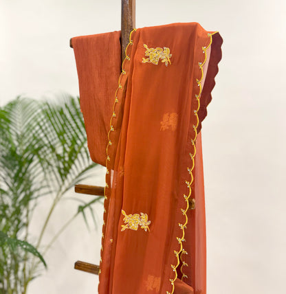 RUST FALLING ORGANZA SAREE WITH THREAD MOTIFS AND UNSTITCHED BLOUSE FABRIC