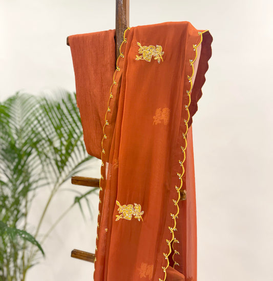 RUST FALLING ORGANZA SAREE WITH THREAD MOTIFS AND UNSTITCHED BLOUSE FABRIC