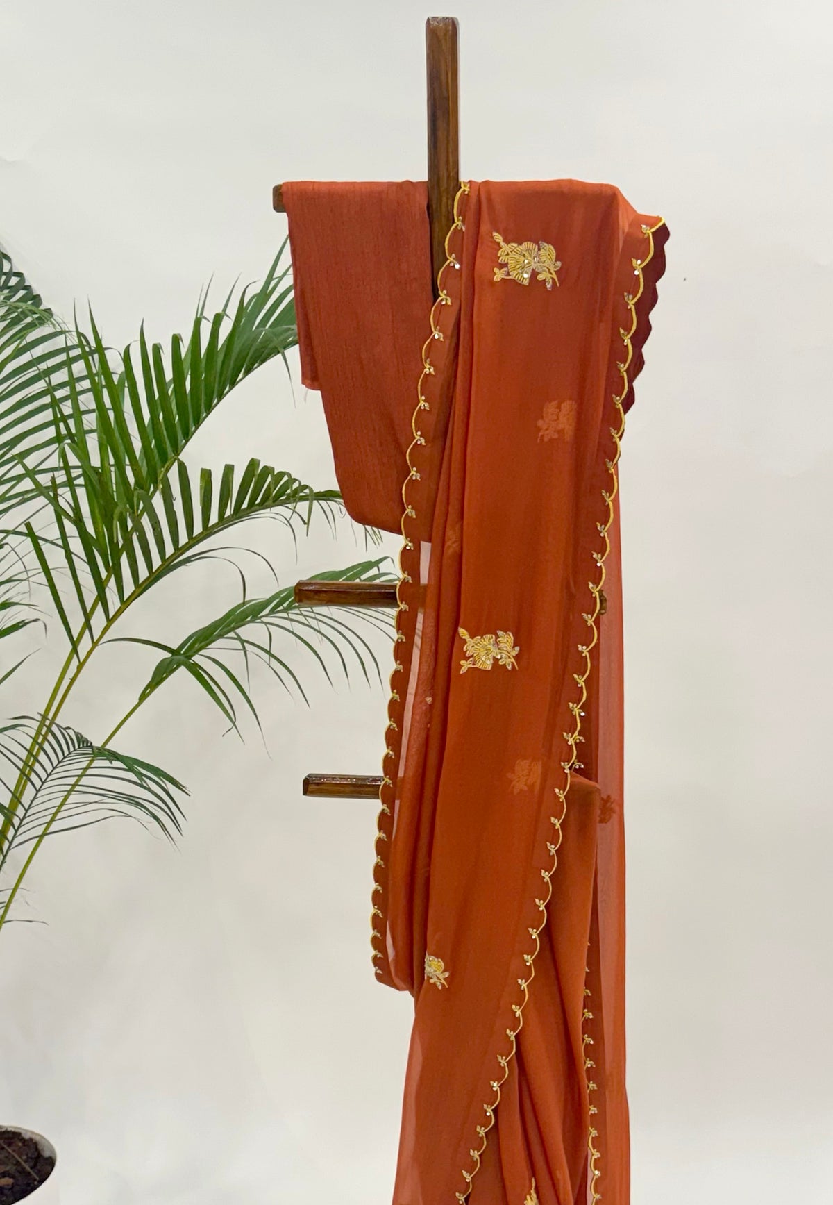 RUST FALLING ORGANZA SAREE WITH THREAD MOTIFS AND UNSTITCHED BLOUSE FABRIC
