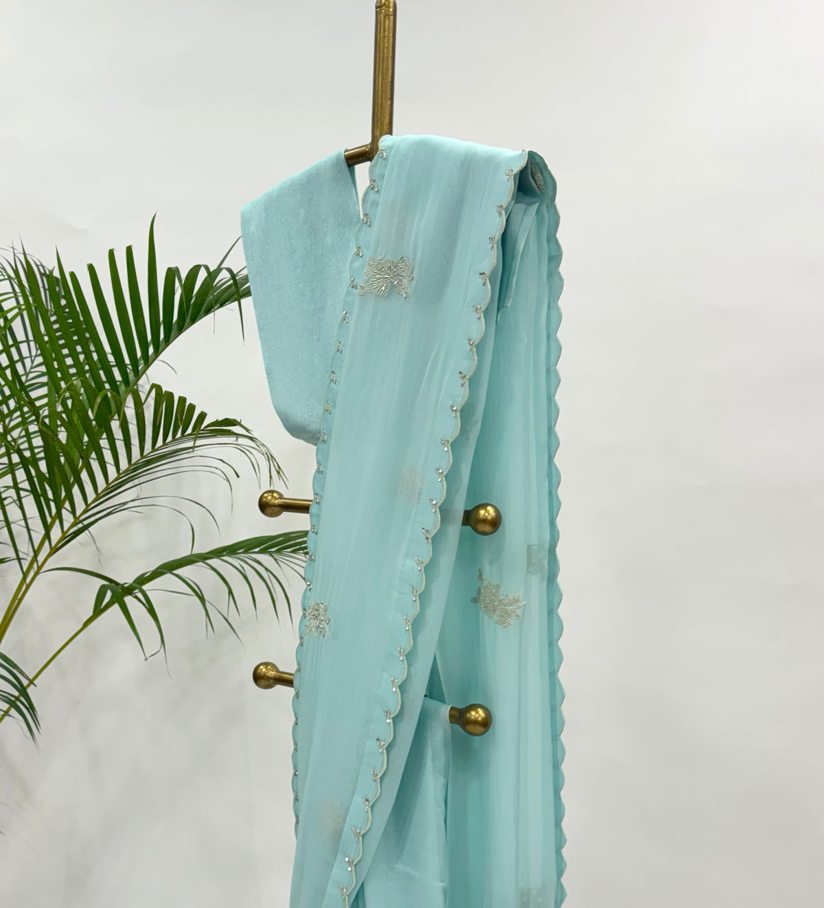 BLUE FALLING ORGANZA SAREE WITH THREAD MOTIFS AND UNSTITCHED BLOUSE FABRIC