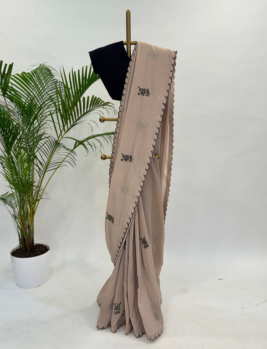 BEIGE CHANDERI SILK SAREE WITH THREAD MOTIFS AND UNSTITCHED BLOUSE FABRIC