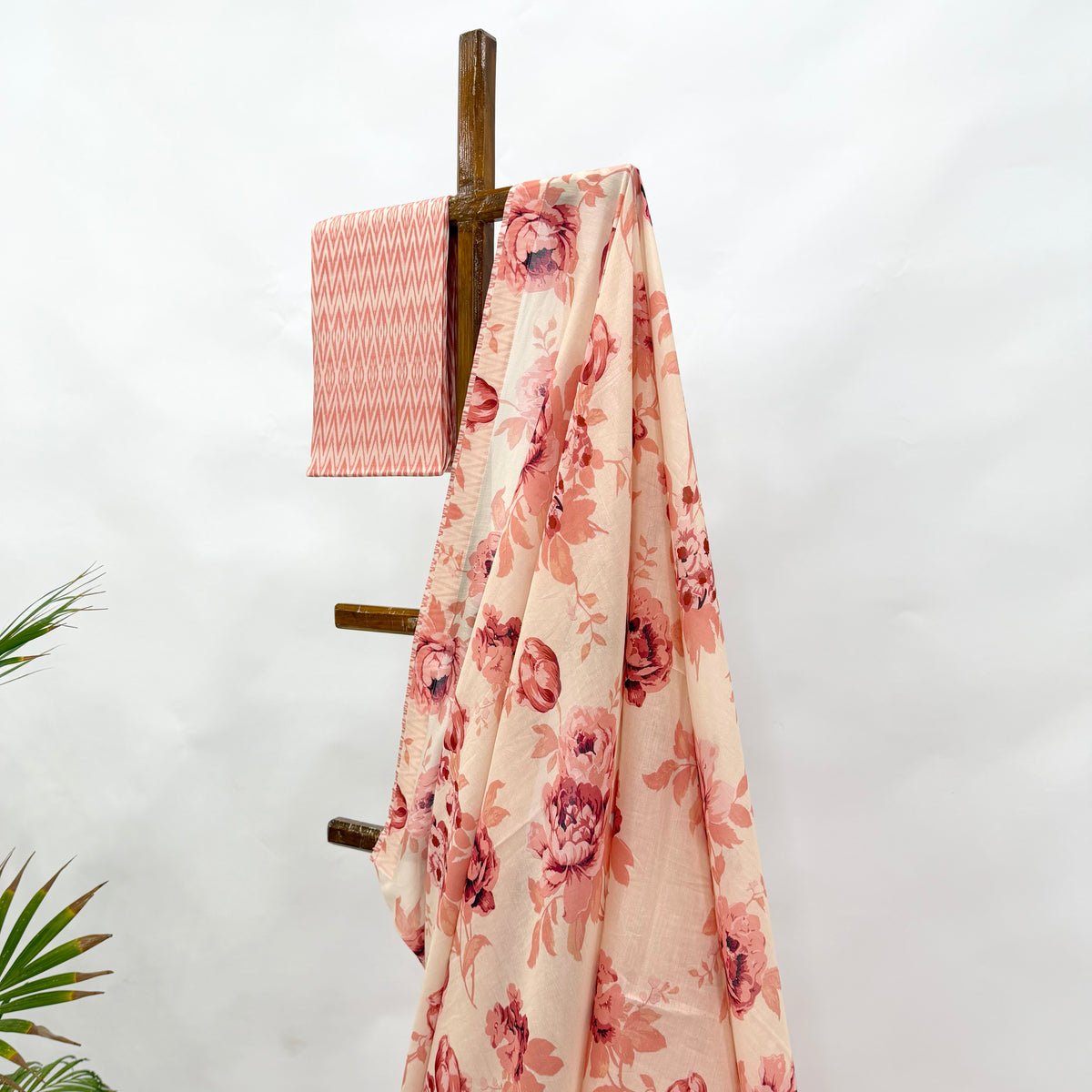 IVORY PEACH FLOWER BUNCH CHANDERI SAREE WITH STRIPES BACKING AND BLOUSE FABRIC