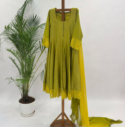 Green VT Applique Chanderi silk kurta set with leggings
