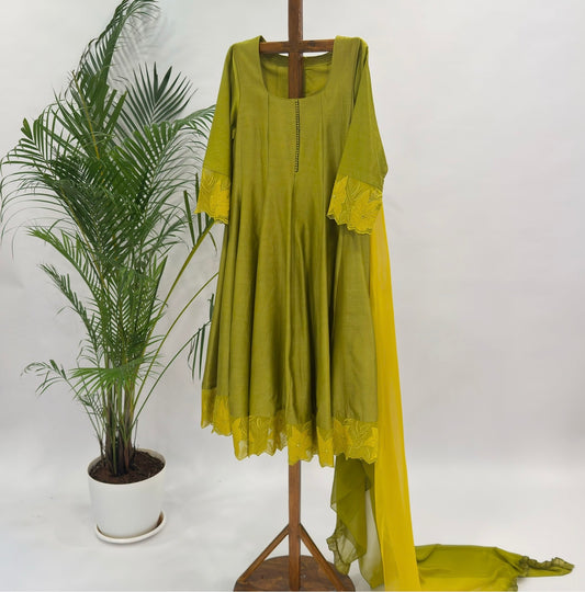 Green VT Applique Chanderi silk kurta set with leggings