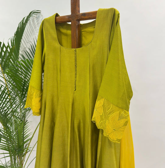 Green VT Applique Chanderi silk kurta set with leggings